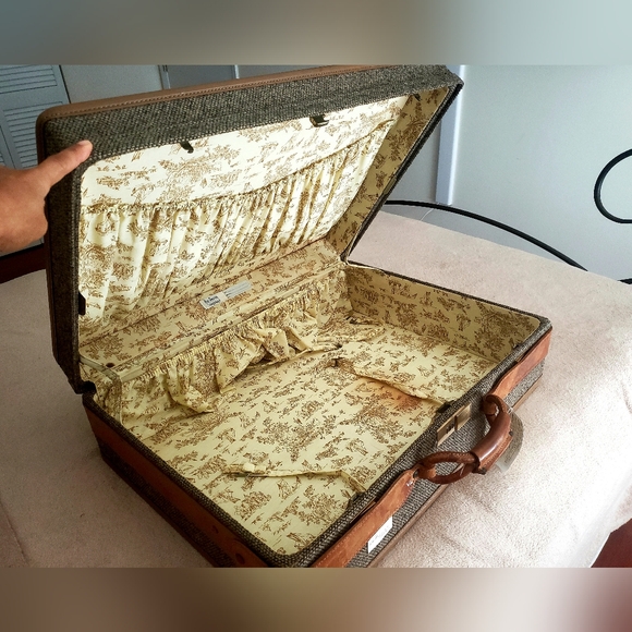 Vintage Tweed Suitcase with Leather Accents - Picture 6 of 13
